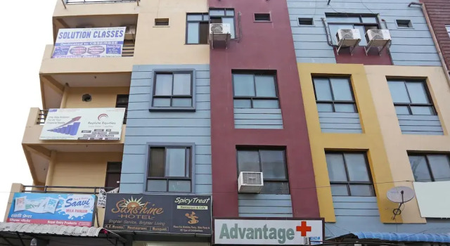 OYO 10294 Hotel Sunshine, Забронировать Отель Отели штата Раджастхана с парковкой, Парковка