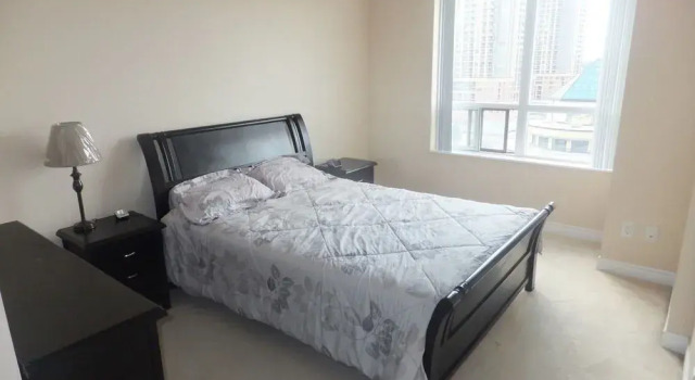 Sarkar Suites - 310 Burnhamthorpe Road, Varaa Hotelli Mississauga 