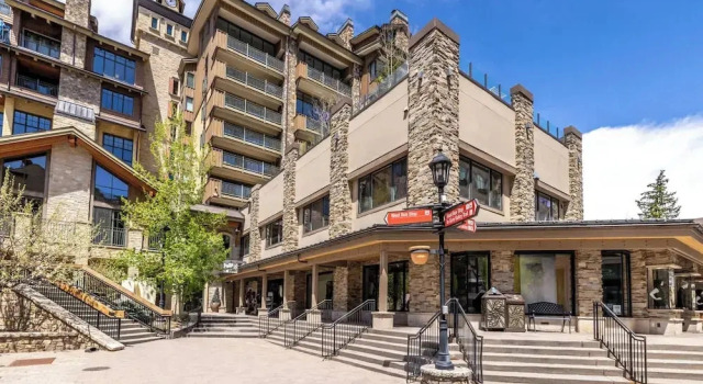 Landmark Vail - Charming Condo for 8 with Resort-style Amenities, Забронировать Апартаменты/квартира Вейл Roosevelt National Forest