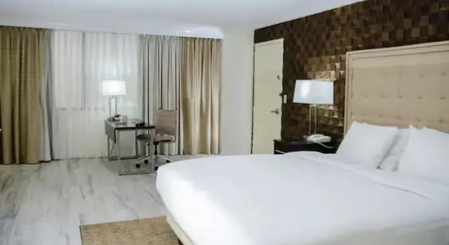 Люкс c 1 комнатой Hilton Palm Beach PBI