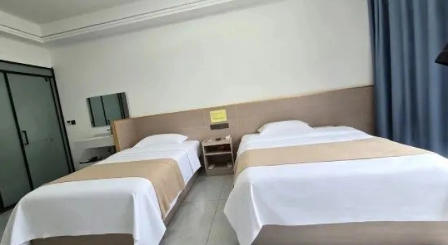 Кровать в общем номере There is a cozy hotel in Dunhuang (Dunhuang Shazhou Night Market Branch