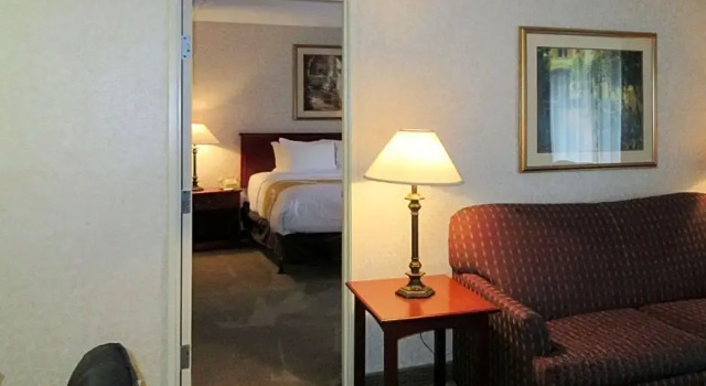 Люкс Quality Inn & Suites Albuquerque Midtown - University Area