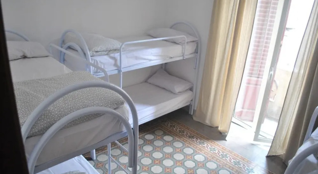 Кровать в общем номере с балконом и с видом на город Sunrise Hostel & Rooms
