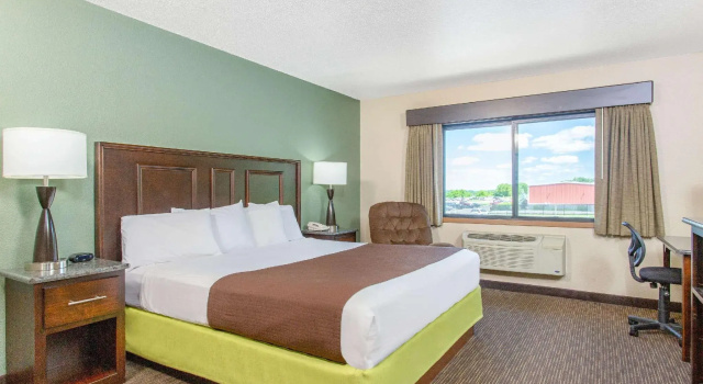Двухместный люкс Superior c 1 комнатой AmericInn by Wyndham West Salem