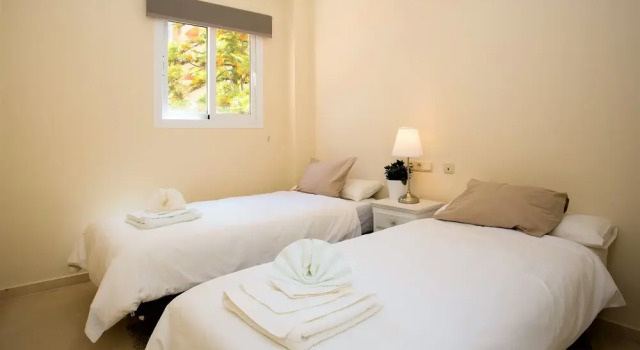 Delightful 2 Bed Apartment with sea views PW10