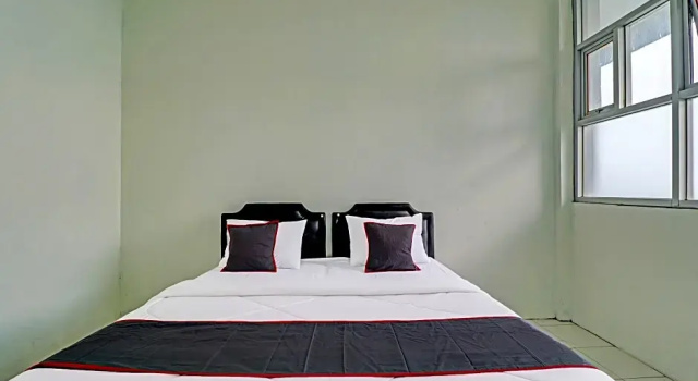Deluxe Doppel Zimmer RedDoorz Syariah at Neu Hostel Cisarua Lembang