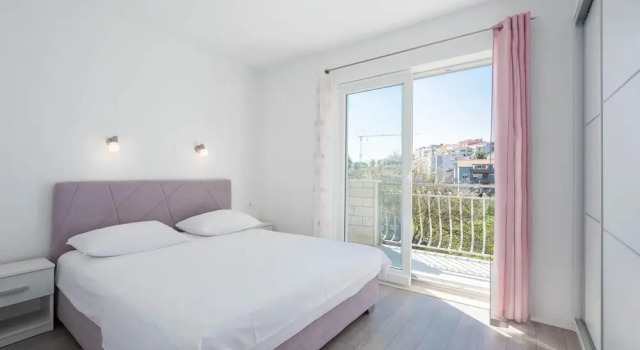 Stunning Apartment in Podstrana With Wifi and 1 Bedrooms, Varaa Huoneisto Hotellit Strožanac pysäköinnillä, Pysäköinti