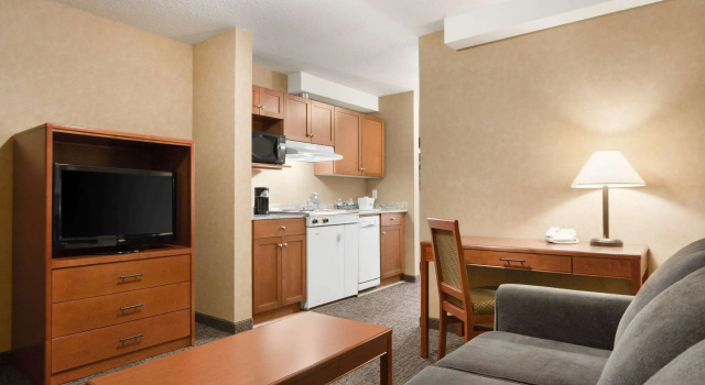 Days Inn and Suites Cochrane, Varaa Hotelli Hotellit Calgary Region pysäköinnillä, Pysäköinti