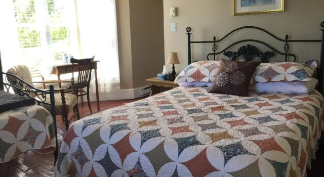 Bishop White Manor, Rezerwuj Hotel Trinity East 