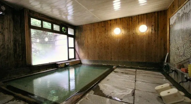 Kusatsu Onsen Matsumuraya Ryokan, Забронировать Отель Отели Кусацу с парковкой, рядом с Лыжный курорт Кусацу Онсэн, Парковка