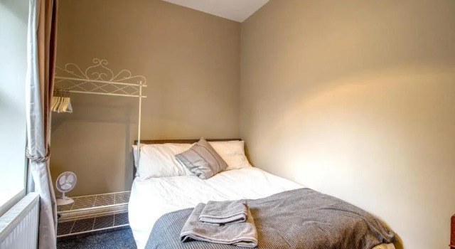 Central Huddersfield House, inc parking, Забронировать Отель Хаддерсфилд Западный Йоркшир, рядом с Здание администрации Хаддерсфилда