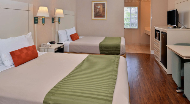 Четырёхместный номер Standard Americas Best Value Inn San Clemente Beach