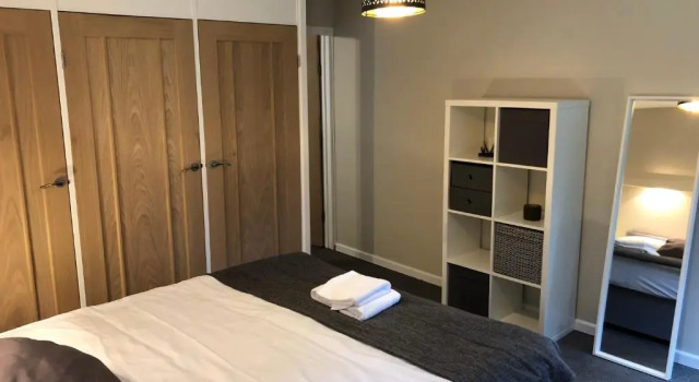 5 Bed Camberley Airport Accommodation, Забронировать Отель Отели Суррей с парковкой, Парковка