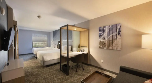 Четырёхместный люкс SpringHill Suites by Marriott Colorado Springs Downtown