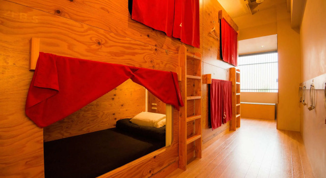 Кровать в общем номере Guest House Tokyo Samurai