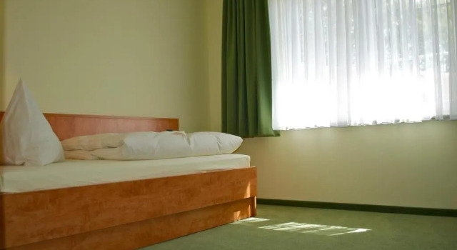 Gasthof & Pension Zum Himmel, Book Hotel Hoteller i Rubenow med parkering, Parkering