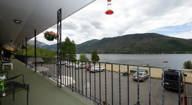 Номер Classic Western Riviera Lakeside Lodging