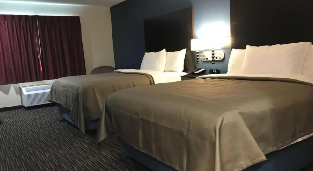 Четырёхместный номер Standard AmericInn by Wyndham Jefferson