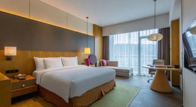Двухместный номер Standard с балконом Crowne Plaza Nanchang Wanli by IHG