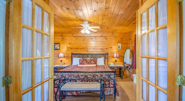 Ladybug Resort Romantic Cabin With Mountain Views, Game Room, Close to Dollywood