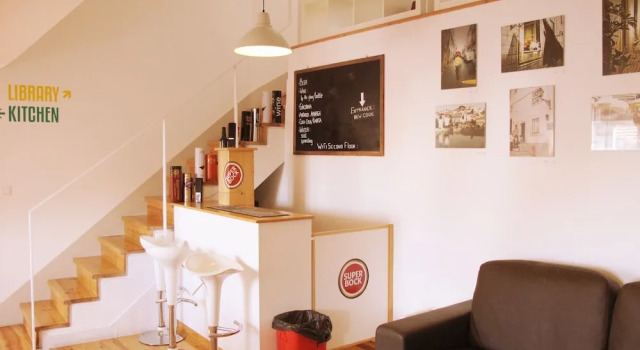 Inn Possible Lisbon Hostel, Забронировать Хостел Хостелы Лиссабона, рядом с Обзорная площадка Miradouro de Sao Pedro de Alcantara, Хостел