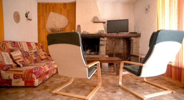 House With 2 Bedrooms in Mirabeau, With Wonderful Mountain View and Fu, Varaa Hotelli Mirabeau Cadarache