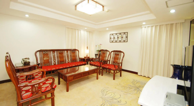 Люкс Deluxe Overseas Chinese Friendship Hotel