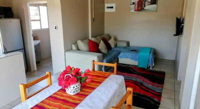 Коттедж с 2 комнатами Poolside Guest House