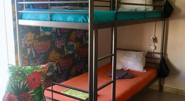 Кровать в общем номере с балконом My Guest House