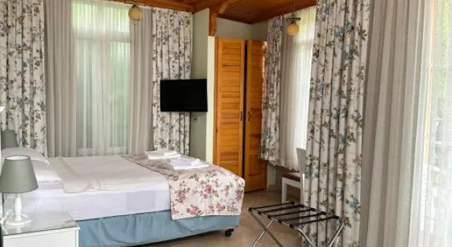 Suite Three Palms Suites
