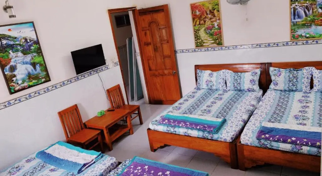 Кровать в общем номере Phu Quy Hotel