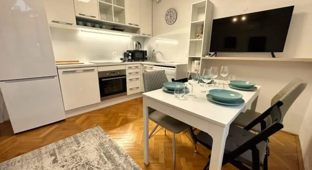 Апартаменты Charming City Loft Apartment With Free Parking