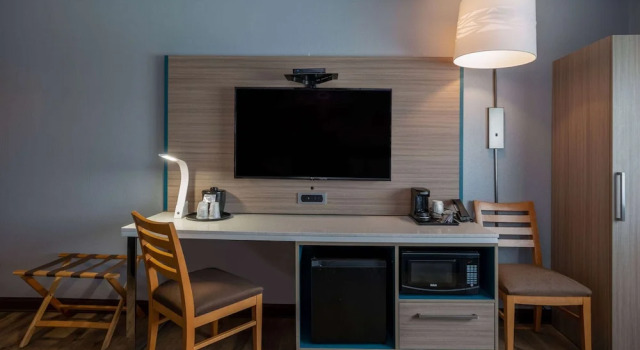 Четырёхместный номер Standard AmericInn by Wyndham Eau Claire