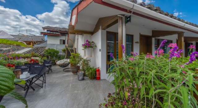 Liaofan Garden Courtyard Light Luxury Log Designer Meisu (Lijiang Ancient City Store), Забронировать Отель Отели Лицзян с парковкой, рядом с Улица Сквер-стрит Древнего города Даянь, Парковка