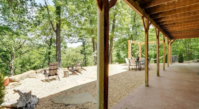 Spacious Home on Beaver Lake w/ Deck & Fire Pit!, Забронировать Дом для отпуска Отели Роджерс с парковкой, Парковка