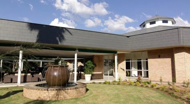 Vuode makuusalissa Cresta Lodge Gaborone