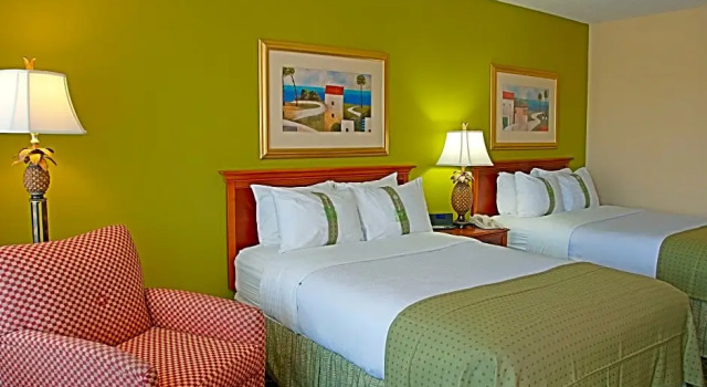 Четырёхместный номер Standard Ocean Breeze Inn Vero Beach