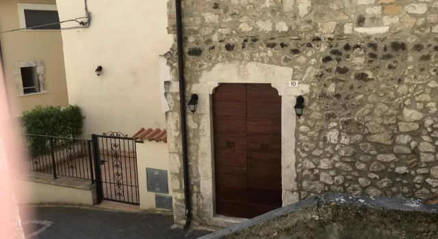Mountain Retreat in Roccacasale, Book Vacation Home Hotels in Abruzzo with Parking, Parking