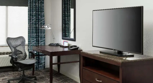 Двухместный номер Standard с видом на канал Hilton Garden Inn DFW North Grapevine