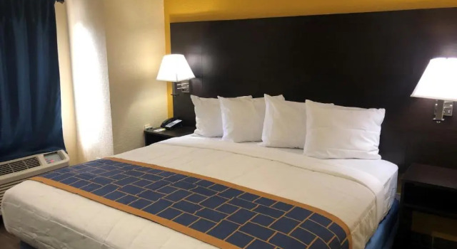 Одноместный люкс Days Inn & Suites by Wyndham Tampa/Raymond James Stadium