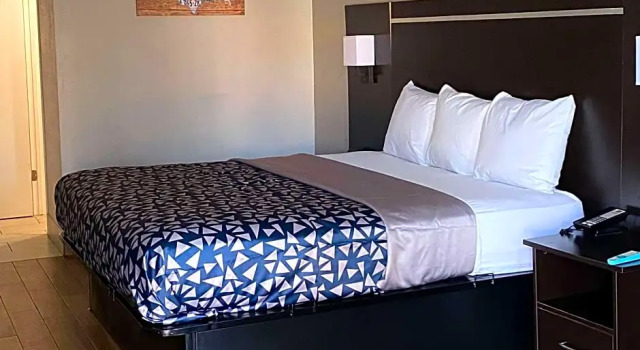 Номер Standard с видом на реку Econo Lodge Sevierville-Pigeon Forge on the River