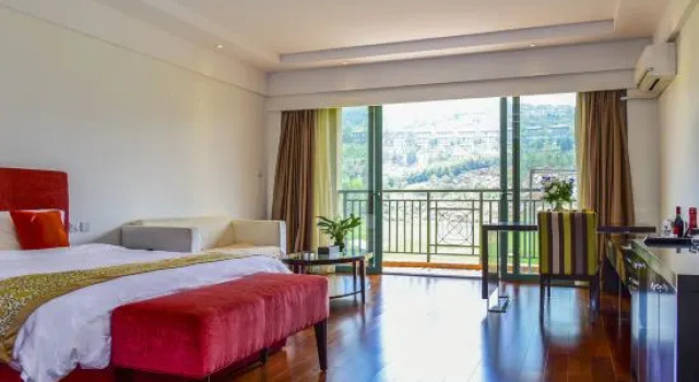 Двухместный люкс с видом на озеро Fuxian Lake Xisu Hotel