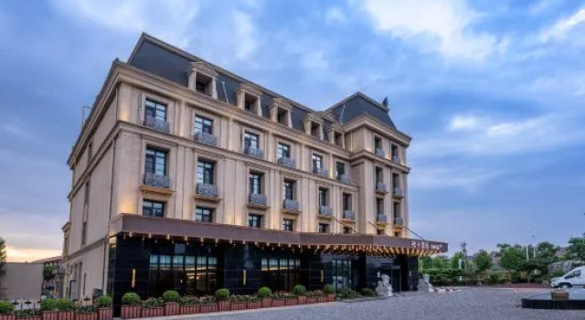 Orange Qingdao Jiaodong International Airport Terminal Jiaodong Metro Station Hotel, Prenota Hotel Hotel a Shandong con parcheggio, Parcheggio