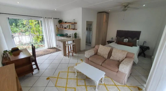 Апартаменты The Yellow Door Guesthouse