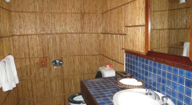 Кровать в общем номере Maravu Taveuni Lodge
