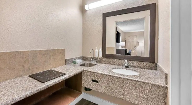 Номер Standard Super 8 by Wyndham Metairie