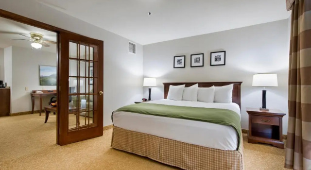 Двухместный люкс c 1 комнатой Country Inn & Suites by Radisson, Greeley, CO