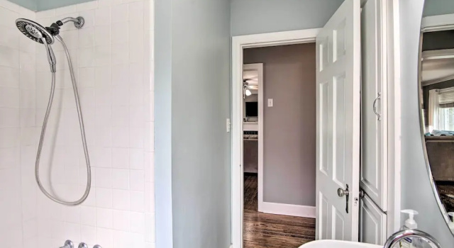 Коттедж с 2 комнатами Charming Tulsa Bungalow w/ Furnished Deck!