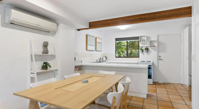 Stylish Townhouse, private courtyard walk to beach, Забронировать Отель Отели Нузавилл с парковкой, рядом с Reef Street Bushland Reserve, Парковка
