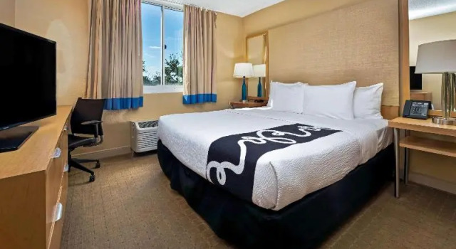Номер Executive La Quinta by Wyndham West Palm Beach Airport